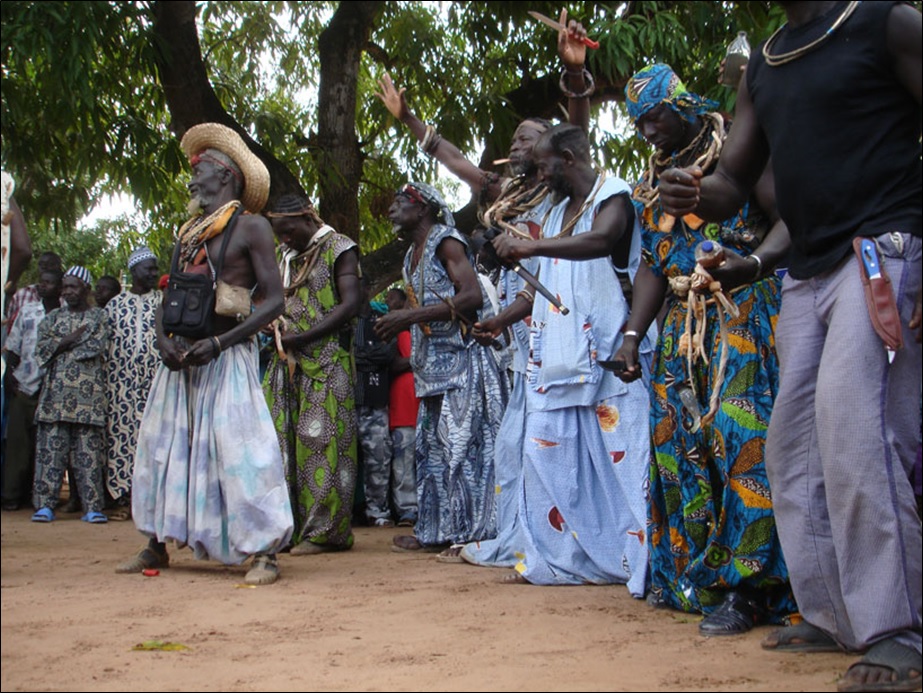 Démonstration de bravoure des Anciens lors du boukout de Baïla (Casamance, Sénégal)